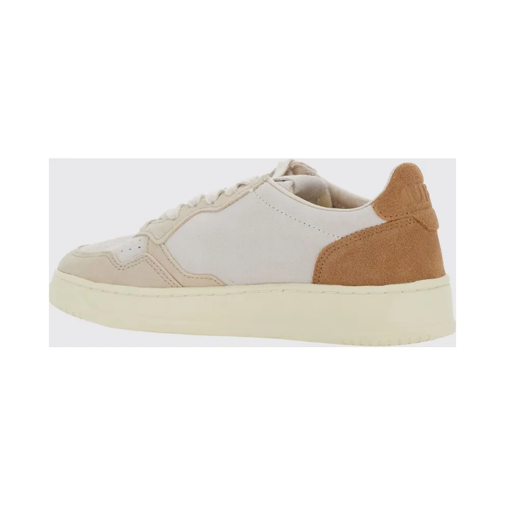 Autry Medalist Low Trainers in Smooth Calfskin with Contrast Details Camel (AULWTS01)