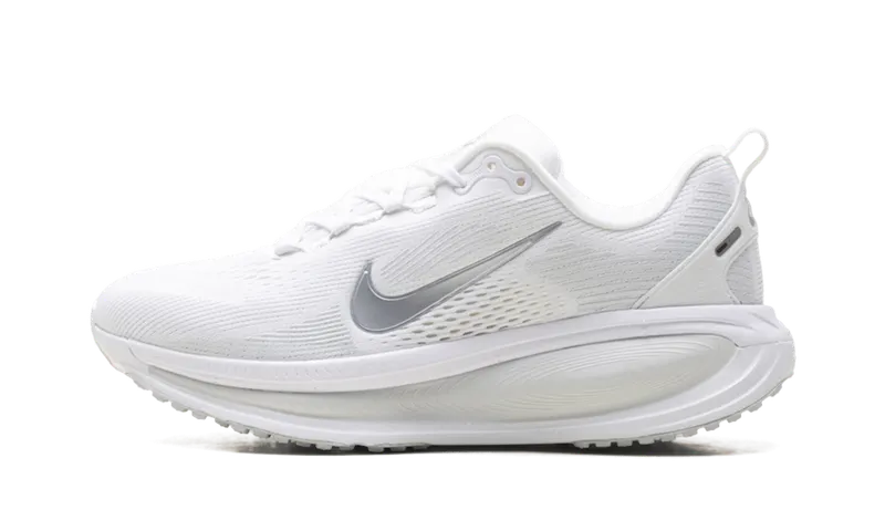 Nike Vomero 18 “White Photon Dust Summit White Metallic Silver” (HM6804-104)