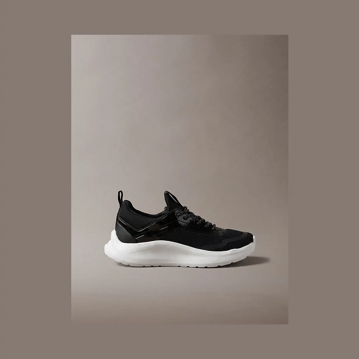 Calvin Klein Ck Curve – Lightweight Runner “BLACK / BRIGHT WHITE” (HW0HW034340GM)