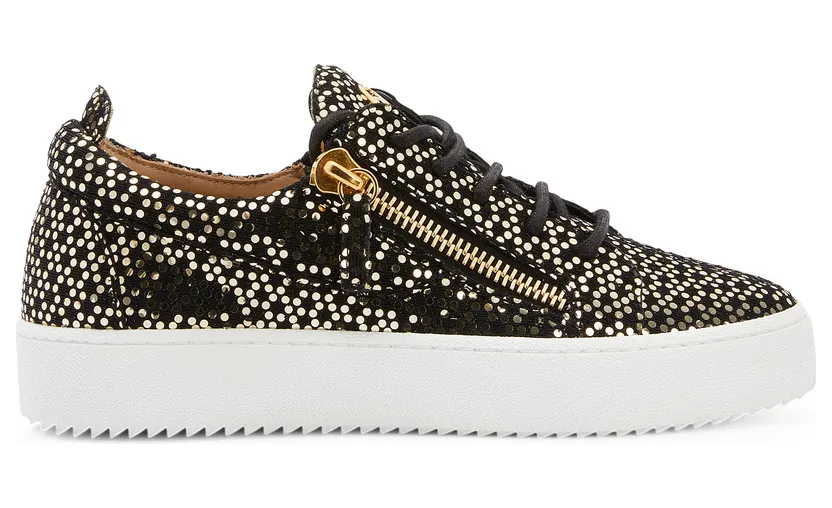 Giuseppe Zanotti Sneakers basses confectionnées en tissu synthétique lamé noir avec détails dorés et lacets en coton noir, dotées d’un détail signature » en métal doré sur la languette et de fermetures à glissière dorées sur les côtés de la tige. la semelle en caoutchouc (RW20005001)