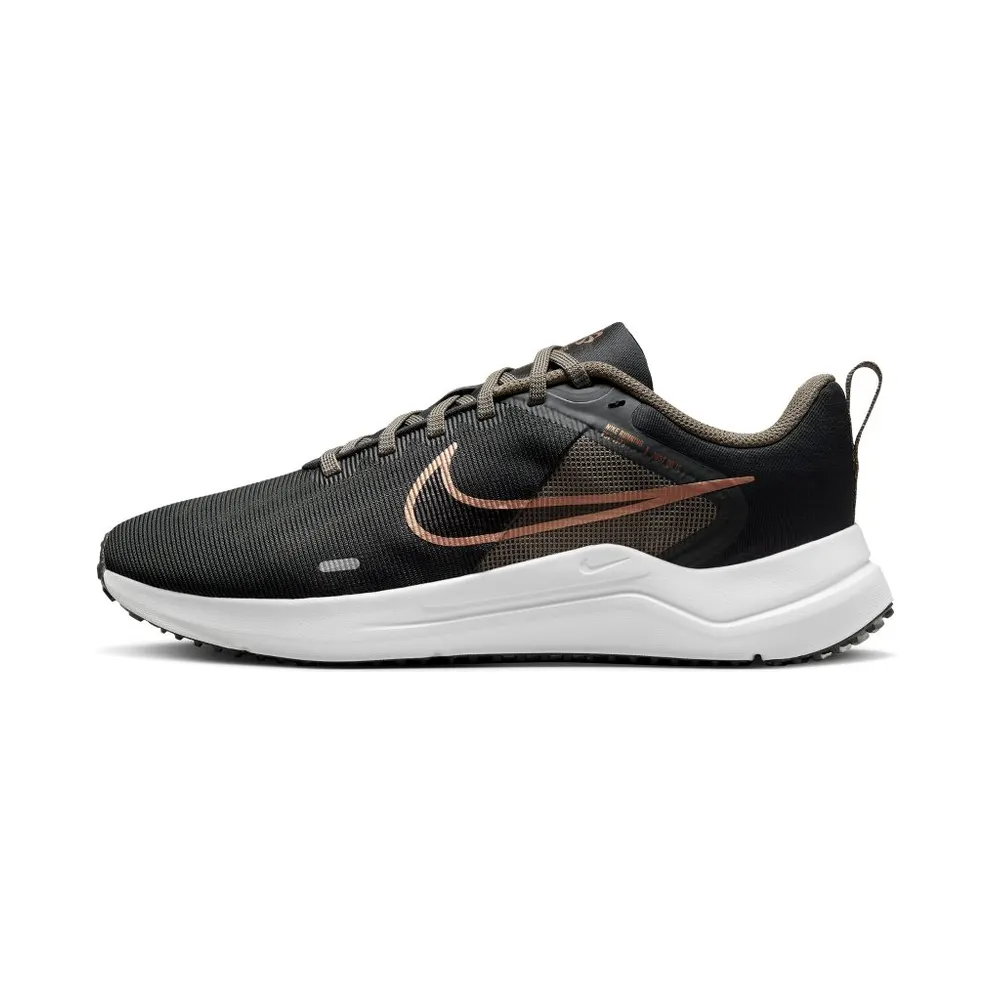 Nike Downshifter 12 (straat) “Dark Smoke Grey / Olive Grey / Metallic Copper / Metallic Silver” (DD9294-008)
