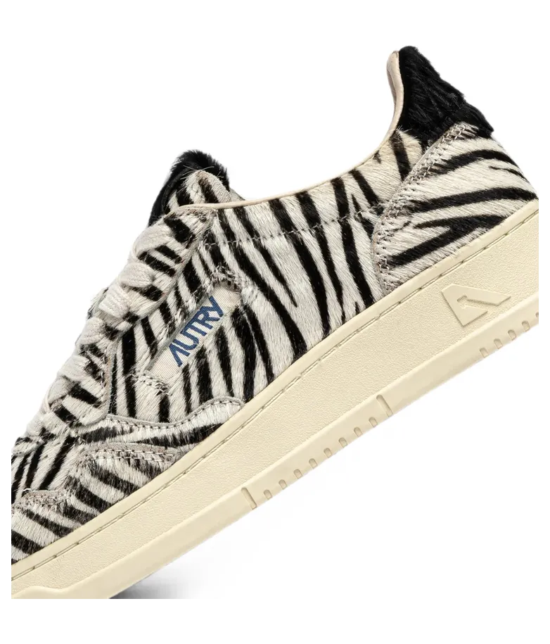 Autry Medalist Easeknit “White/Black” (AULW JA03) (2)