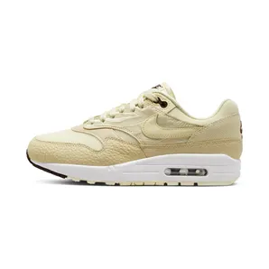 Nike Air Max 1 ’87 ‘Coconut Milk’ (FD9856-100): crème op crème, met een safari-stip