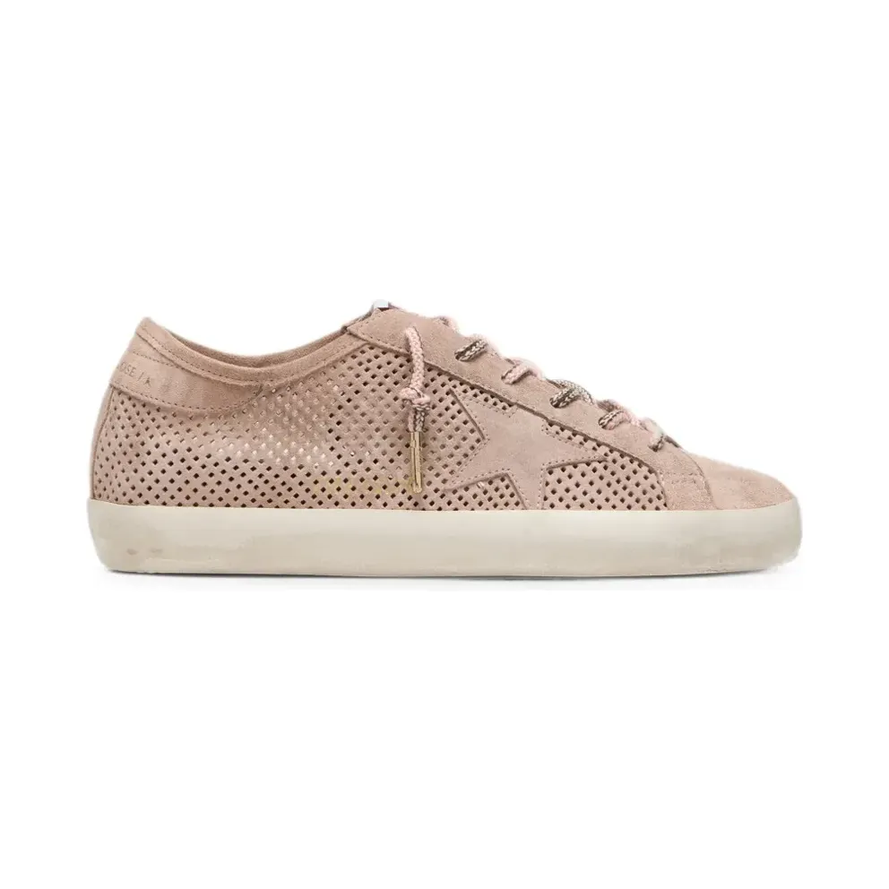 Golden Goose Super-Star LTD aus perforiertem Wildleder in Puderrosa mit farblich passendem Stern (GWF00931F008521)