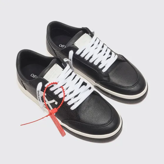 Off-White Vulcanized Low-Top Leather Sneakers with Contrasting Arrow Logo Black (OMIA293C99LEA0021001)