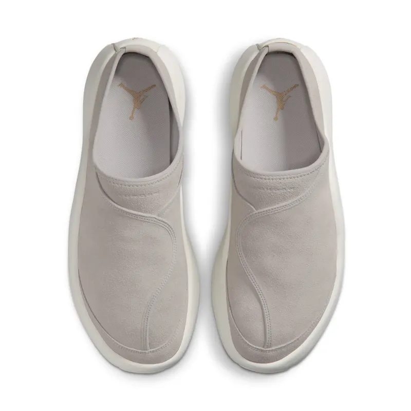 Jordan Future Mule – “Light Iron Ore / Legend Medium Brown / Swan” (HV5073-003)