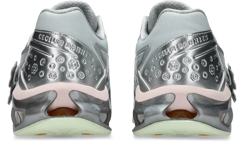 Cecilie Bahnsen x ASICS GEL-Kinetic FR: zilver met bloemen erop (6)
