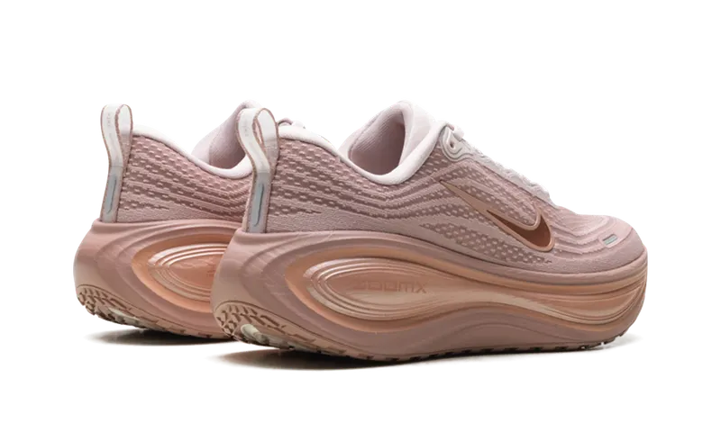 Nike Vomero Plus “Particle Pink / Rose Gold” (HV8154-601)