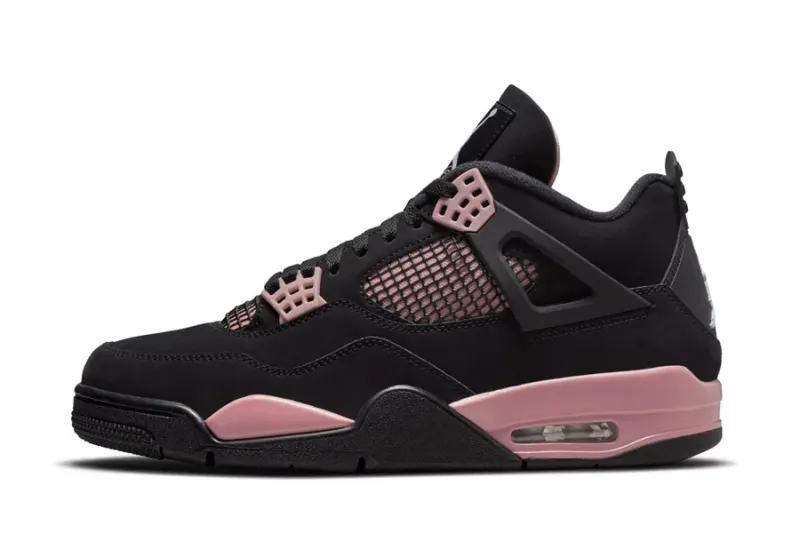 Air Jordan 4 “Rust Pink” (HV0823-001): roze accenten op een zwarte 4, zonder dat het je hele fit overneemt