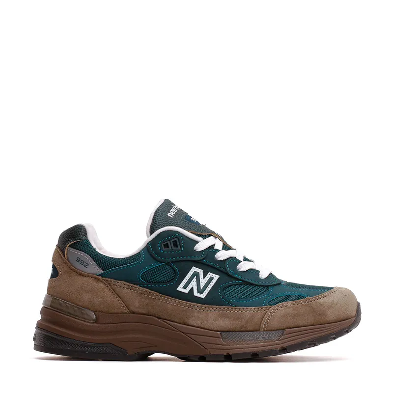 De New Balance 992 ‘Medusa Green’ is de herfstschoen onder je rechte broek