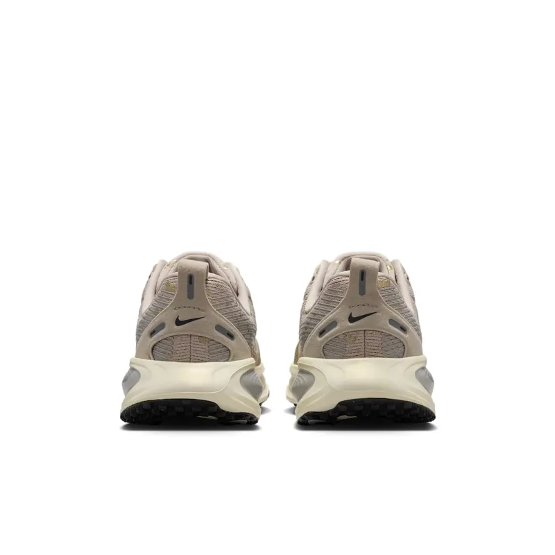 Nike Vomero 18 GS “Cream Coconut Milk Metallic Gold Grain” (IM6127-200)