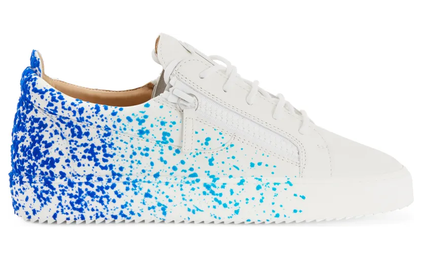 Giuseppe Zanotti Sneakers basses confectionnées en cuir blanc avec lacets en coton assortis, dotées d’un flocage bleu avec effet peintureà la bombe sur la tige et le talon ainsi que d’une signature» en métal caoutchouté blanc sur la languette. les fermetures à glissière l (RU20036001)