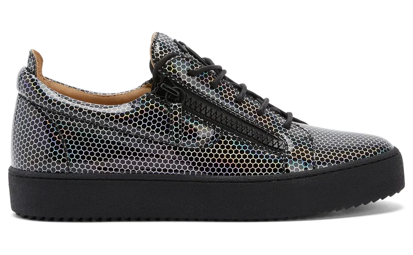 Giuseppe Zanotti Sneakers basses confectionnées en tissu synthétique lamé noir avec lacets en coton ciré noir, dotées d’un détail signature » en métal caoutchouté noir sur la languette et de fermetures à glissière noires sur les côtés de la tige. la semelle en caoutchouc (RU20005003)