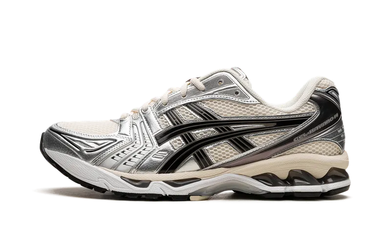 Gel-Kayano 14 “Cream/Black”: zilver, creme en een paars hielstuk