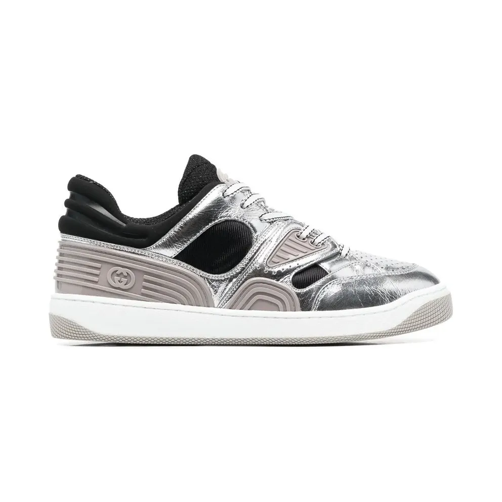 Gucci Basket Sneakers aus metallischem Leder – Grau (725905AABB8)
