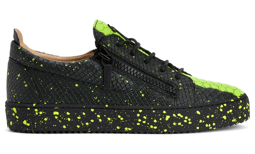 Giuseppe Zanotti Sneakers basses, confectionnées en cuir noir et jaune fluo imprimé python avec lacets en coton noir, dotées d’un détail signature » en métal noir sur la languette et de fermetures à glissière assorties sur les côtés de la tige. la semelle en caoutchouc no (RU20000002)