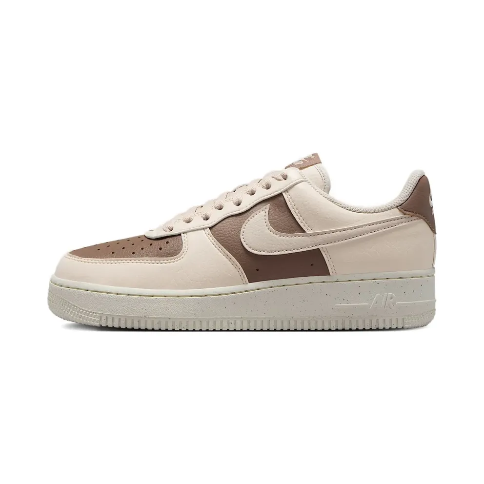 Nike with geperforeerd Swoosh-logo – Beige (IH0585)