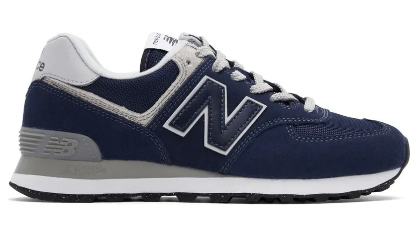 New Balance ML574 “Navy”: de veteraan die elke stad plat loopt