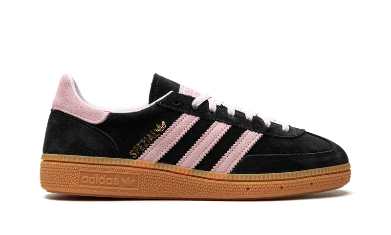 adidas Handball Spezial “Black/Pink/Gum”: stoer met een zacht randje