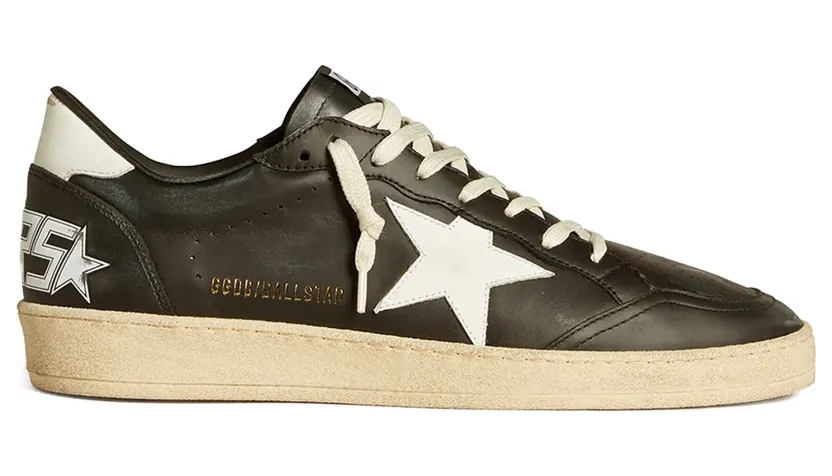 Golden Goose Ball Star aus schwarzem Nappaleder mit weißem Lederstern und Fersenlasche (GMF00117F006707)