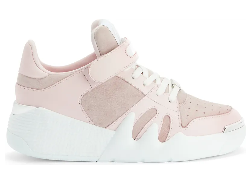 Giuseppe Zanotti Sneakers basses talon» confectionnées en cuir et daim roses avec doublure intérieure en tissu technique et lacets en coton assortis. ce modèle est doté d’une bande velcro assortieà la tige et ornée d’un détail argenté, d’une signature» caoutchoutée blanch (RW20031002)