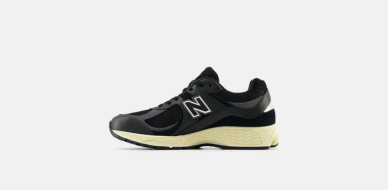 New Balance M2002R “Vintage Black White” (M2002RIB)