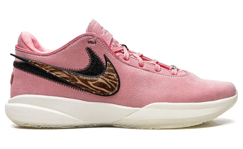 Nike LeBron 20 low-top sneakers – Roze (DQ3828)