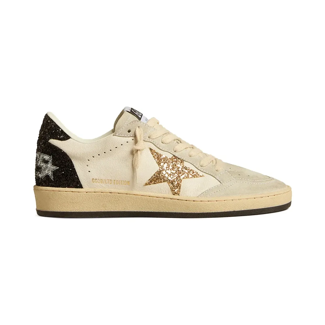 Golden Goose Ball Star aus Nappaleder und Wildleder mit Glitzer-Stern und schwarzer Fersenlasche “White” (GWF00117F005143)