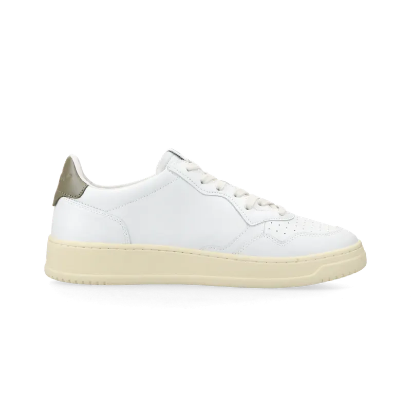Autry Medalist Low (White / Brown) – AULMLL77